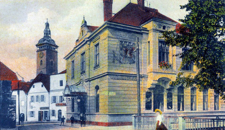 Kavárna U Volbrechtů, kde vznikl dne 28. října 1918  Národní výbor, který převzal správu nad městem. Připomíná to pamětní deska na domě.