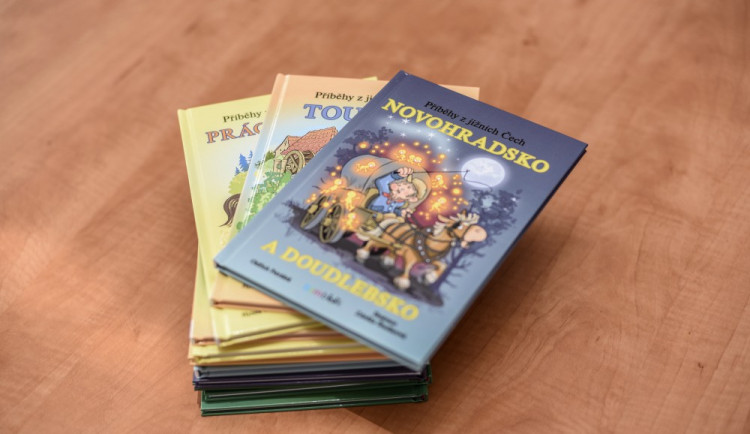 Pohádkové knížky provedou školáky jižními Čechami. Představují pověsti a rozprávky, a tím je lákají k návštěvě.