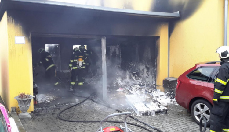 Požár garáže v Budějcích naštěstí neohrozil přilehlý rodinný dům