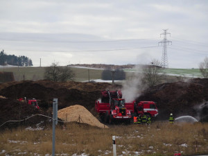Požár dřevní štěpky v obci Drhovle u Chlaponic na Písecku.
