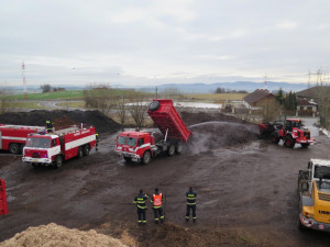 Požár dřevní štěpky v obci Drhovle u Chlaponic na Písecku.