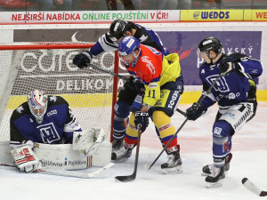 Domácí útočník Miloslav Čermák dotírá na hostujícího gólmana Martina Růžičku. Ten má však kotouč ve své moci