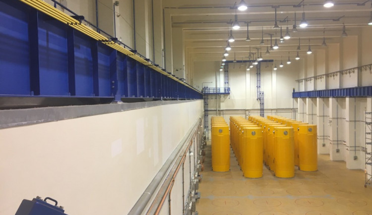 Aktuálně je v temelínském skladu 34 kontejnerů s použitým palivem, které jsou pod dohledem kamery Mezinárodní agentury pro atomovou energii