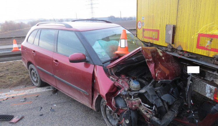 Havárie tří aut zkomplikovala řidičům cestu od Prahy do Českých Budějovic. Dva lidé se zranili