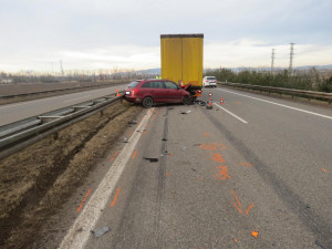 Nehoda na silnici I/34 ve směru jízdy od Lišova na České Budějovice.