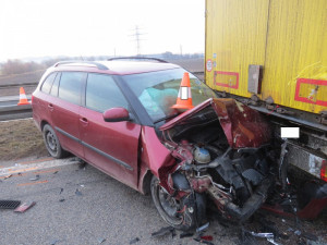 Havárie tří aut zkomplikovala řidičům cestu od Prahy do Českých Budějovic. Dva lidé se zranili