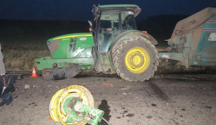 Traktor přišel při nehodě s osobákem o kolo. Řidič fordu vyvázl s lehkým zraněním