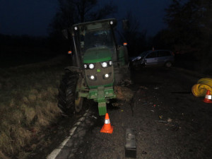 Písečtí dopravní policisté vyšetřují nehodu osobního automobilu a traktoru.