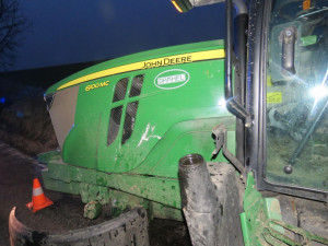 Písečtí dopravní policisté vyšetřují nehodu osobního automobilu a traktoru.