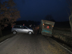 Písečtí dopravní policisté vyšetřují nehodu osobního automobilu a traktoru.