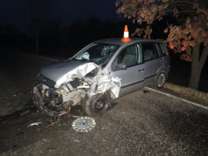 Písečtí dopravní policisté vyšetřují nehodu osobního automobilu a traktoru.