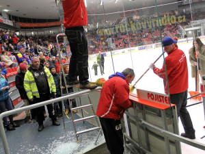 Benátecký obránce Maier v závěru druhé třetiny v souboji s Galambošem bruslí vykopl plexisklo v rohu u domácího kotle