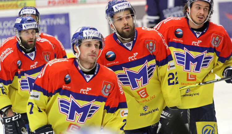 O rozhodující náskok Motoru se v závěru první třetiny postarali Peter Galamboš (druhý zprava) a Luboš Rob