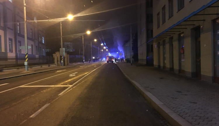 Průmyslová ulice - hořící budova je zhruba v půlce