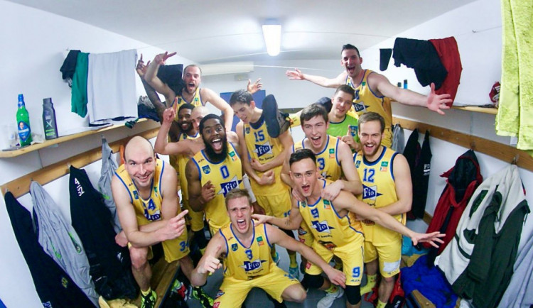 Oslava jindřichohradeckých basketbalistů po první letošní výhře