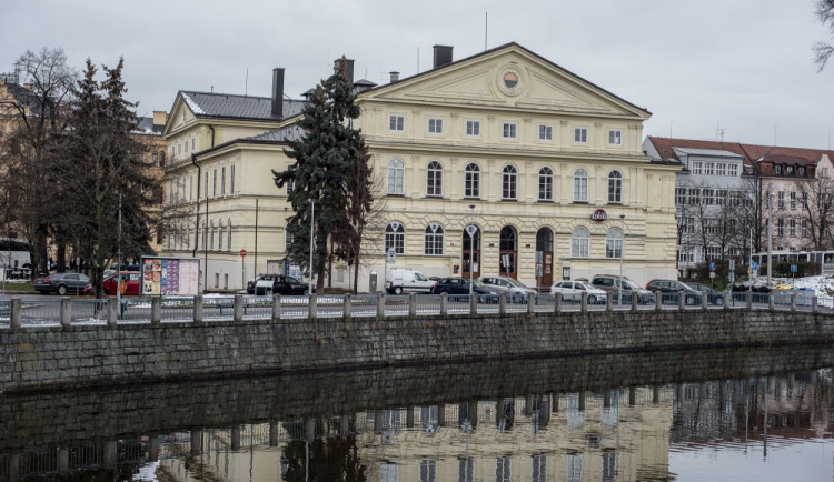 Město České Budějovice hodlá Dům kultury Slavie v Českých Budějovicích přenechat na patnáct let zájemci, který ho opraví a bude provozovat.