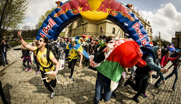 Jedinečná cesta napříč Evropou bez peněz. Red Bull Can You Make It?