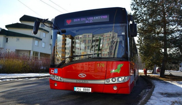 Valentýnský autobus bude městem znovu vozit zamilované vzkazy