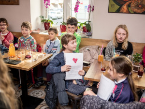 Předávání vysvědčení základní školy Viva Bambini.
