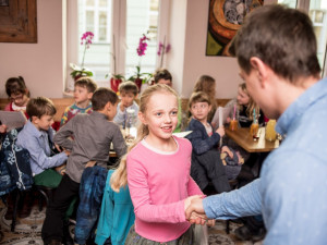 Předávání vysvědčení základní školy Viva Bambini.