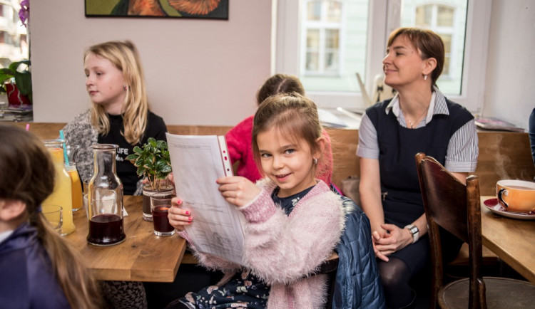 Předávání vysvědčení základní školy Viva Bambini.