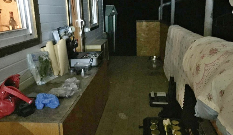 Zavražděné manžele nalezl 8. ledna v jejich mobilheimu u rybníka v katastru obce Dobešice část Pazderna, několik kilometrů od Záhoří jejich syn. Devětapadesátiletého muže a jeho o pět let mladší manželku útočníci ubodali nožem.