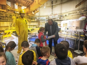 Fotokoutek reaktorového sálu vyhledáváným místem temelínských návštěv. Nyní ho využili školáci z nejbližší obce.