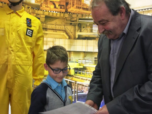 Vysvědčení temelínským školákům předal starosta obce Temelín Josef Váca.