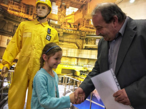 Vysvědčení temelínským školákům předal starosta obce Temelín Josef Váca.