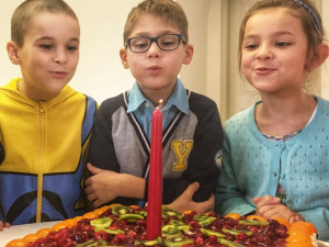 Svíčku na dortu sfoukli prvňáčci.