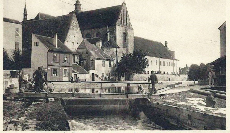 Prostor za kláštěrem mezi Předním a Malým mlýnem před rokem 1930