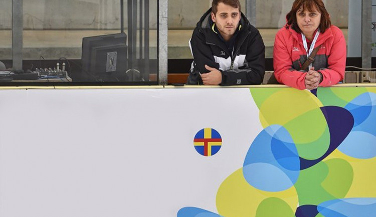 Trenéři krasobruslařů BK České Budějovice Iveta Bidařová a její syn Petr, bývalý úspěšný závodník. Oba nyní vedou jihočeskou krasobruslařskou skupinu na Olympiádě dětí a mládeže v Pardubickém kraji.