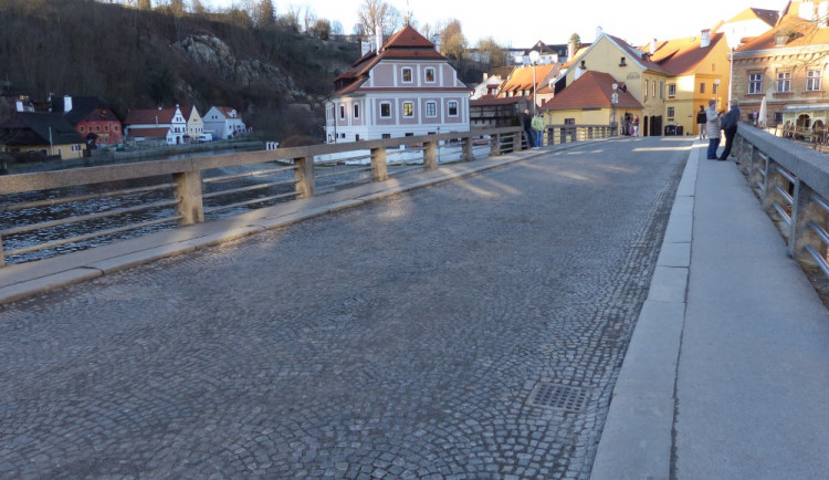 Krumlovský most Dr. Edvarda Beneše čekají opravy. Město zabezpečí chodníky a zábradlí