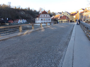 Krumlovský most Dr. Edvarda Beneše čekají opravy. Město zabezpečí chodníky a zábradlí