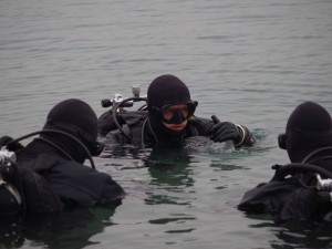 Potápěči plnily úkoly pod vodní hladinou ve smíšených týmech