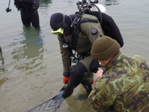 I přes absenci ledu  potápěči prověřili svoje odborné dovednosti při plnění ženijních prací v zimních podmínkách