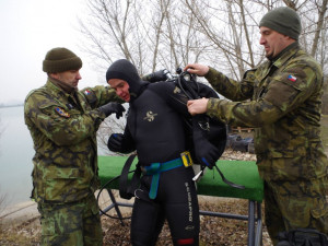 Ice Diver prověřil dovednosti českých a slovenských potápěčů v zimních podmínkách