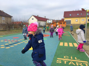 Hřiště je osazeno speciálním pryžovým povrchem