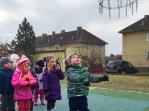 Na novém hřišti mohou děti například házek na kos