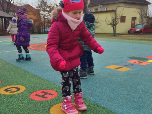 Výtvarné ztvárnění povrchu hřiště nutí děti u pohybu premyslet