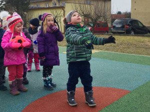 Na novém hřišti mohou děti například házek na kos