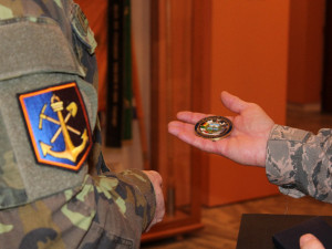 Během návštěvy došlo i na předávání darů