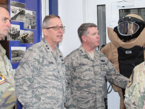 Velitel Texaské národní gardy generálmajor John Nichols a velitel Nebraské národní gardy generálmajor Daryl Bohac