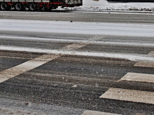 Sněžení může komplikovat sjízdnost vozovek na jihu Čech