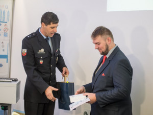 Gentleman silnic Jan Jirka s policejním mluvčím Milanem Bajcurou.