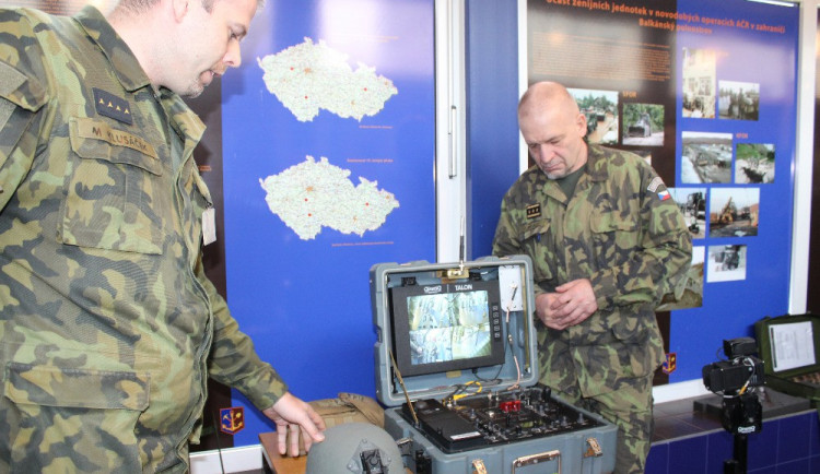 Po prezentaci delegace shlédla ukázku vybavení jednotek EOD