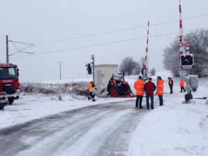 Na železničním přejezdu ve Střelských Hošticích na Strakonicku se dnes, ve čtvrtek 8. února, ráno na trati České Budějovice - Plzeň srazil rychlík s traktorem.