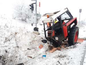 Na železničním přejezdu ve Střelských Hošticích na Strakonicku se dnes, ve čtvrtek 8. února, ráno na trati České Budějovice - Plzeň srazil rychlík s traktorem.