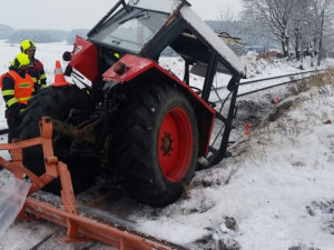 Na železničním přejezdu ve Střelských Hošticích na Strakonicku se dnes, ve čtvrtek 8. února, ráno na trati České Budějovice - Plzeň srazil rychlík s traktorem.