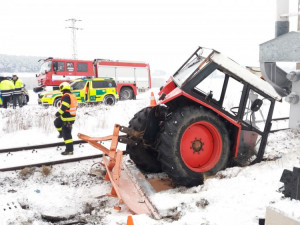Na železničním přejezdu ve Střelských Hošticích na Strakonicku se dnes, ve čtvrtek 8. února, ráno na trati České Budějovice - Plzeň srazil rychlík s traktorem.